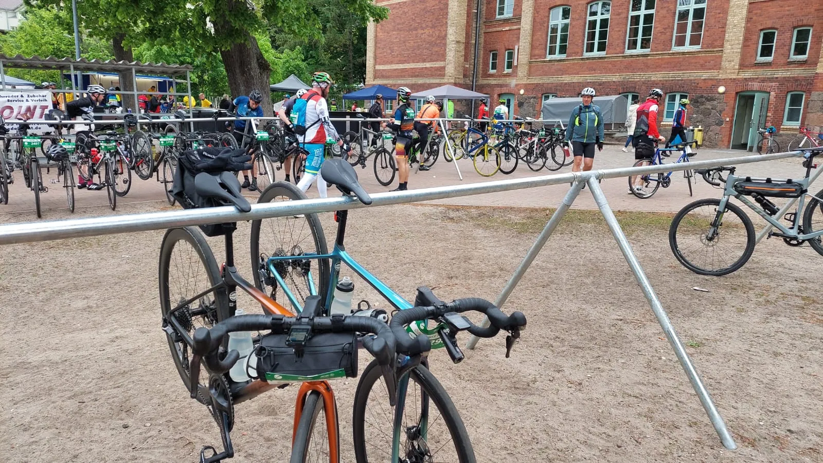 Depot Neustrelitz auf dem Schulgelände. Hier filmt der NDR das Spektakel.