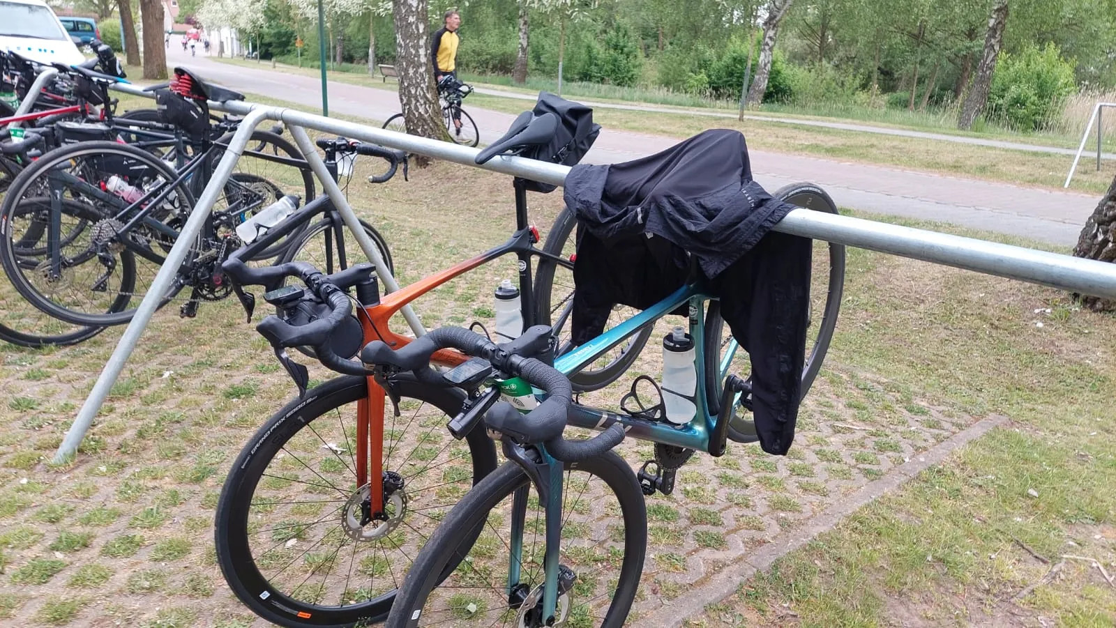 Event-Tag: Es geht los! Vor lauter Anspannung vergaßen wir, den Startschuss zu dokumentieren. Wir haben schon gut 40km hinter uns und sind am ersten Depot gelandet: Feldberg.