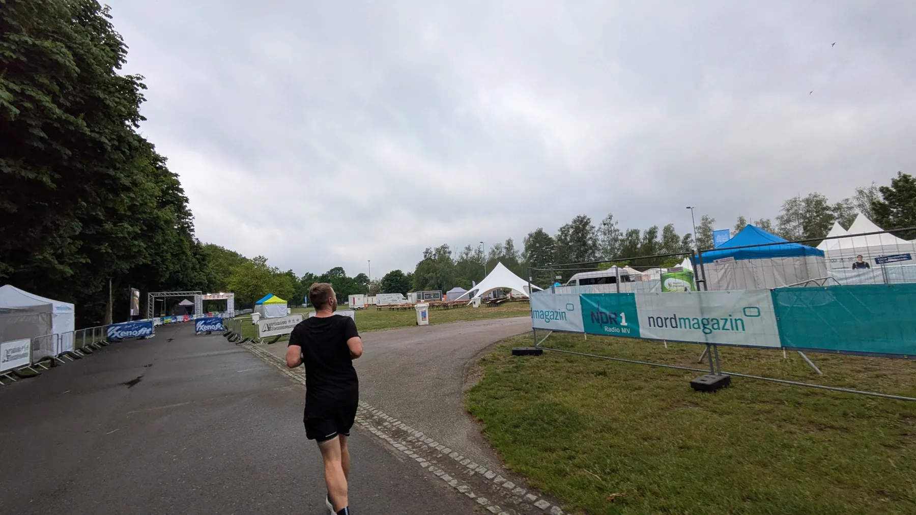 Auf einer kleinen morgendlichen Laufrunde checken wir schon mal das Festgelände mit Start/Ziel aus.