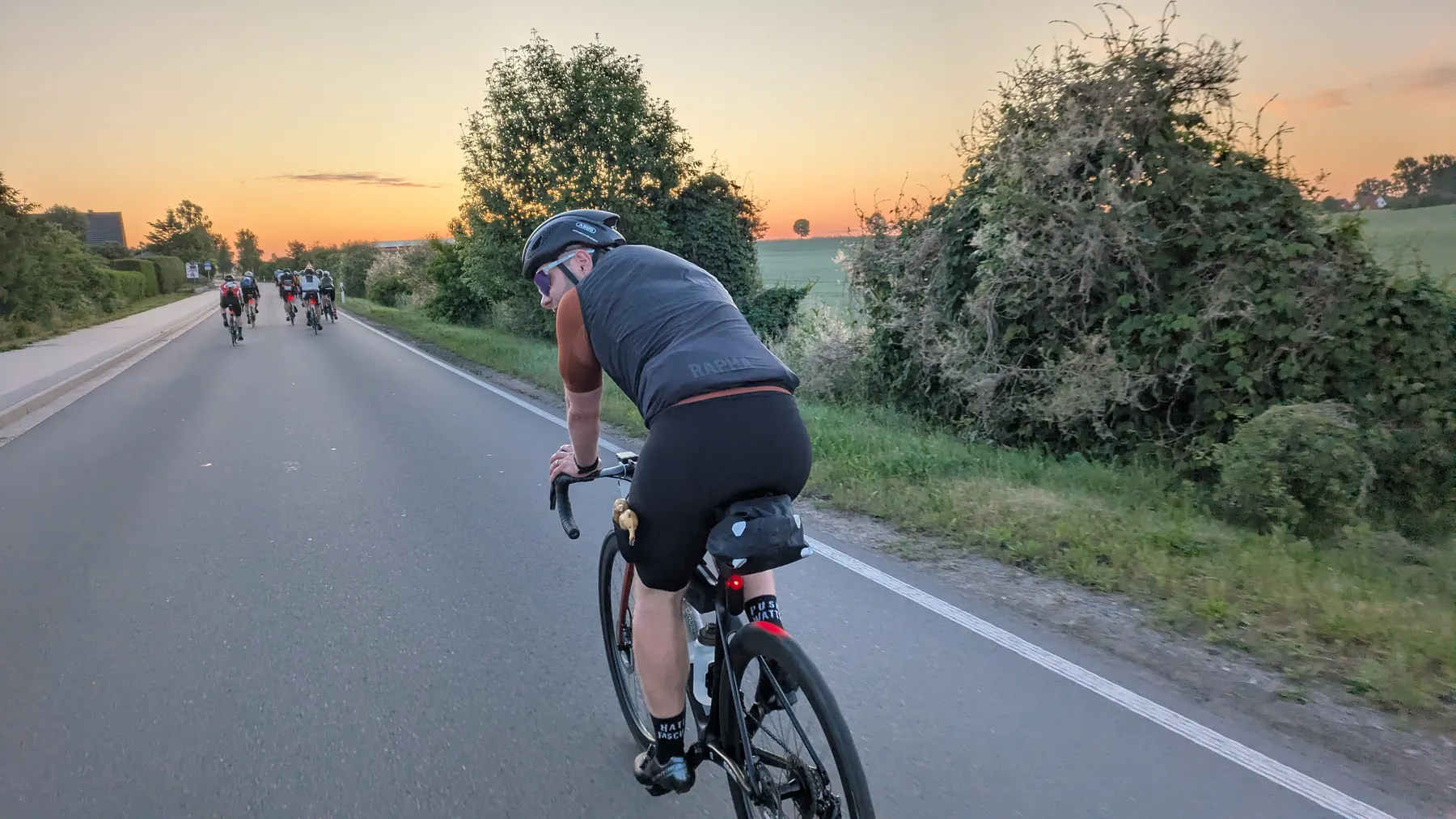 Man sollte definitiv öfter in den Sonnenaufgang hineinradeln. Wir arbeiten noch daran…