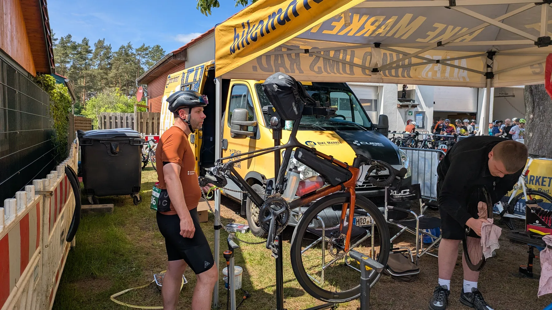 Die Luft bei Fabi ist raus - Schlauch rein.