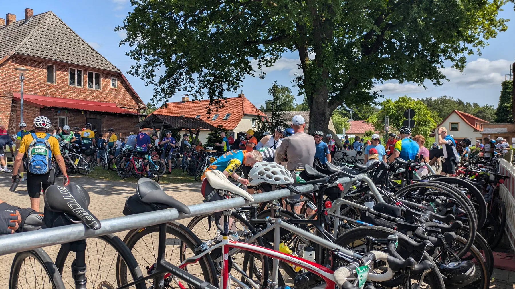 Depot in Neustrelitz. Hier ist einiges los; man hat Mühe, noch einen Platz fürs Radl zu ergattern.