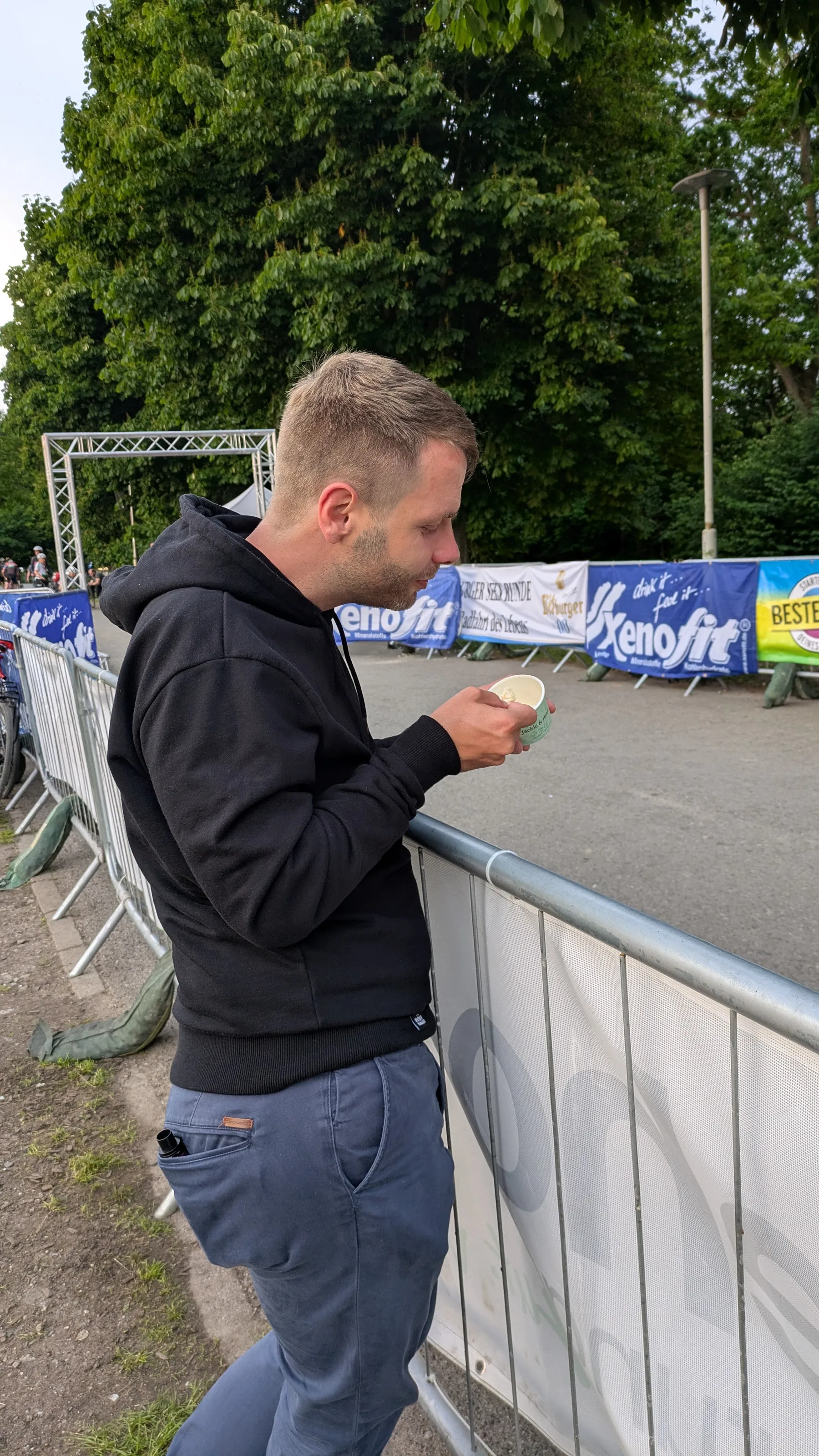 Das Belohnungseis darf nicht fehlen, während die später Eintrudelnden genauso bejubelt werden wie die Ersten - so ist es Tradition auf der MSR.