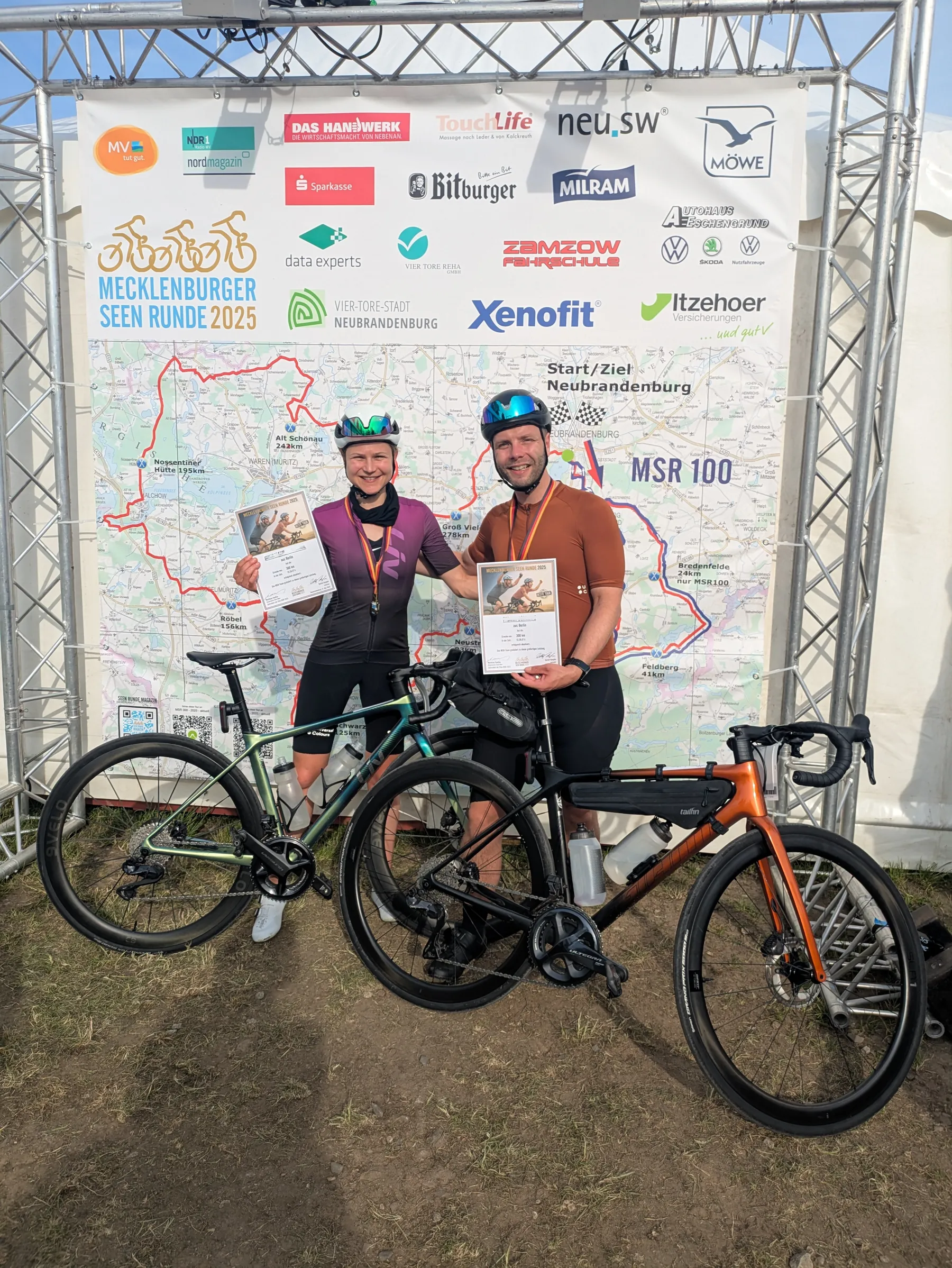 Wir können wieder Medaillen und Urkunden mit nach Hause nehmen. Wir sind überglücklich.