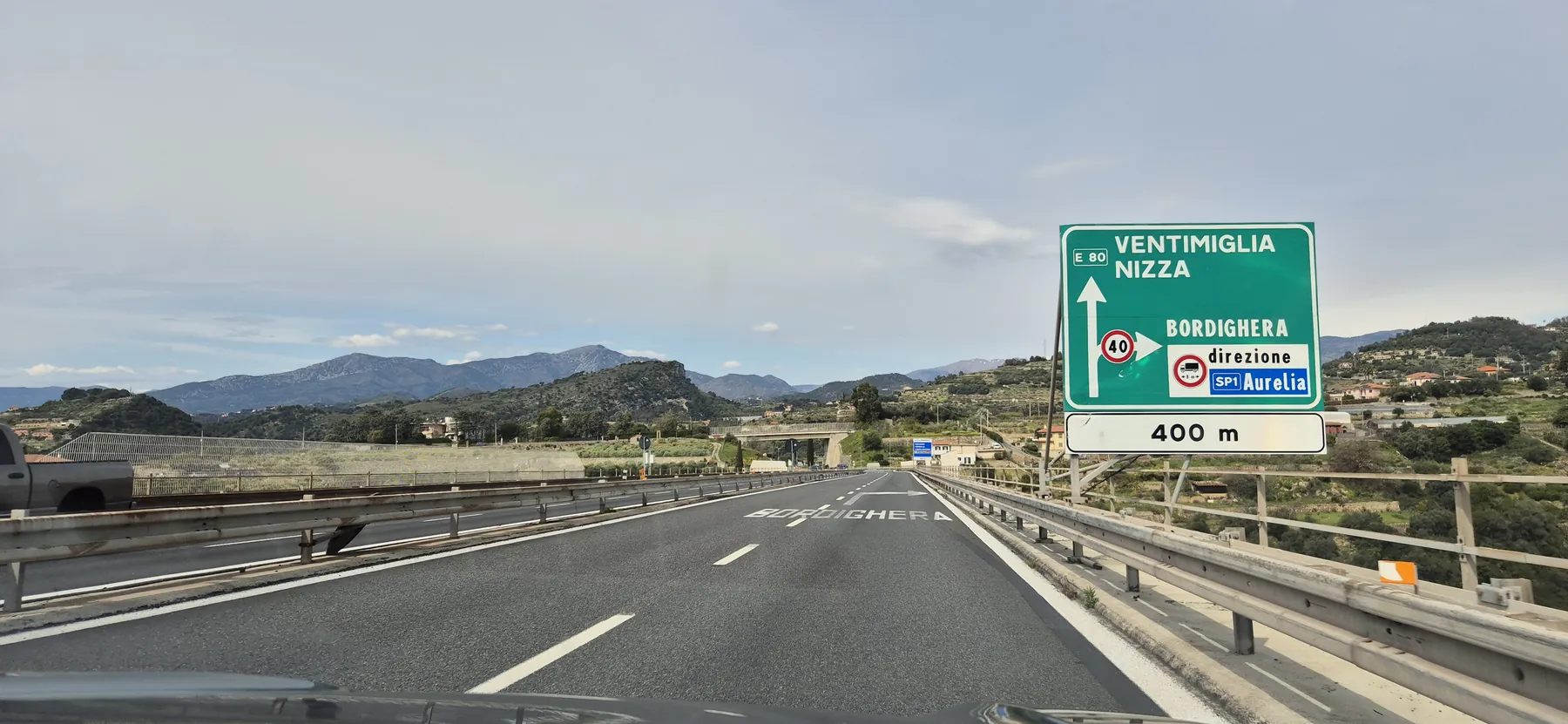 Auf der Küstenstraße steigt die Vorfreude. Bald sind wir da.