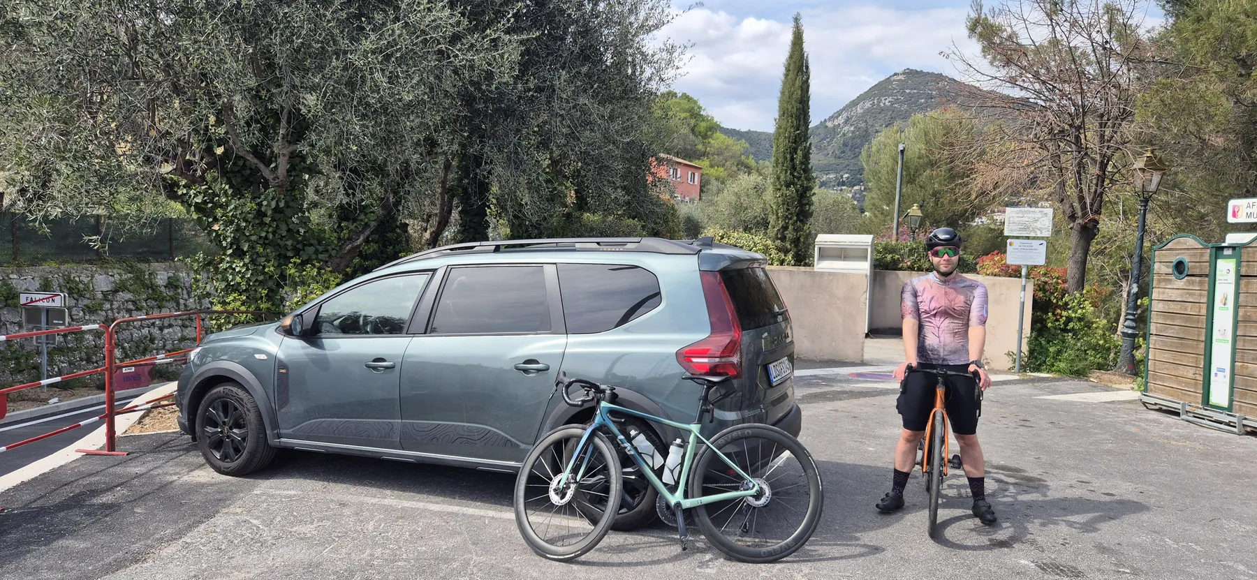 Aufgesattelt, ab geht’s! Im Hintergrund thront schon unser heutiges Ziel.