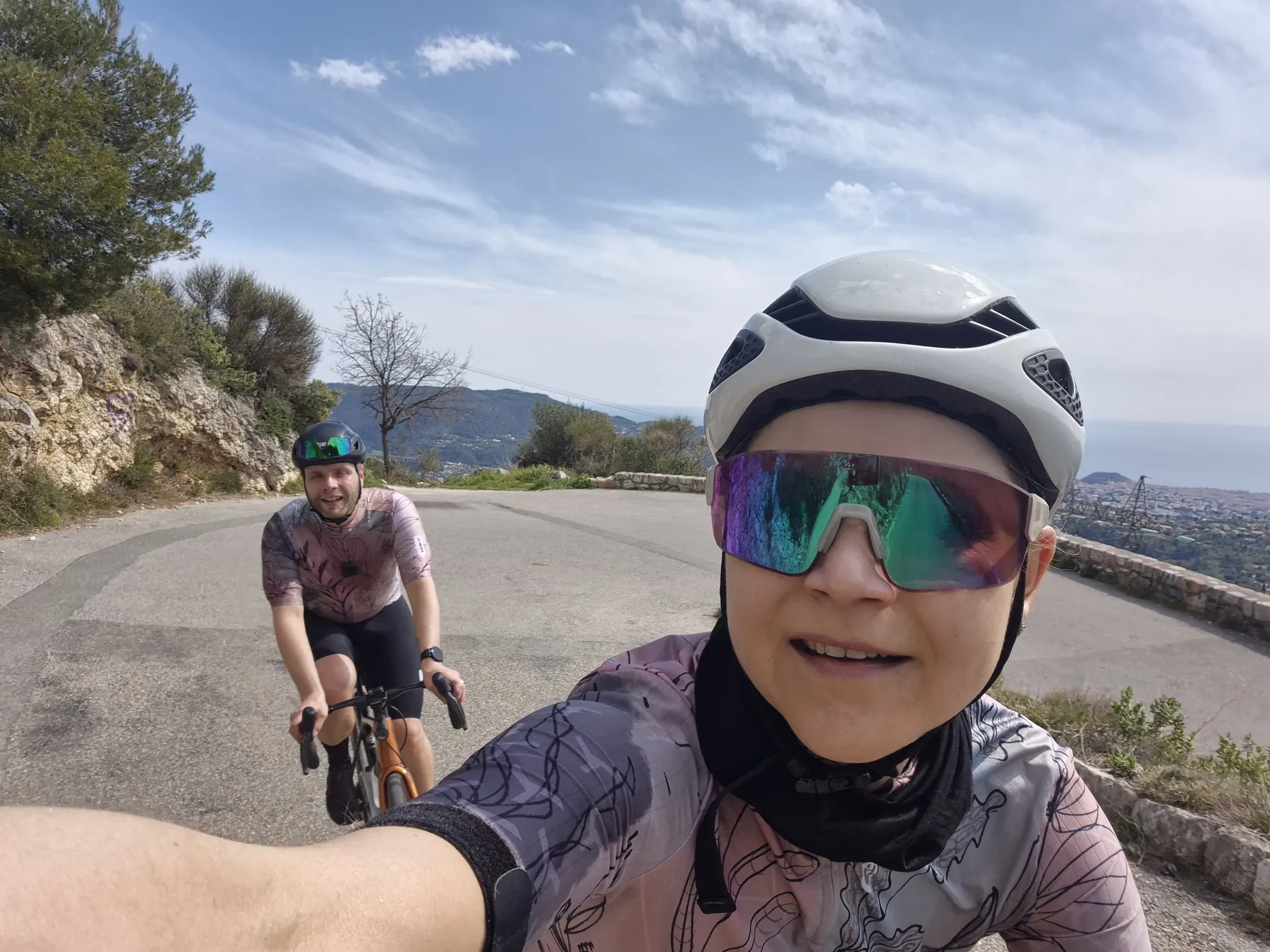 Kehre für Kehre kurbeln wir uns dem alten Fort entgegen.