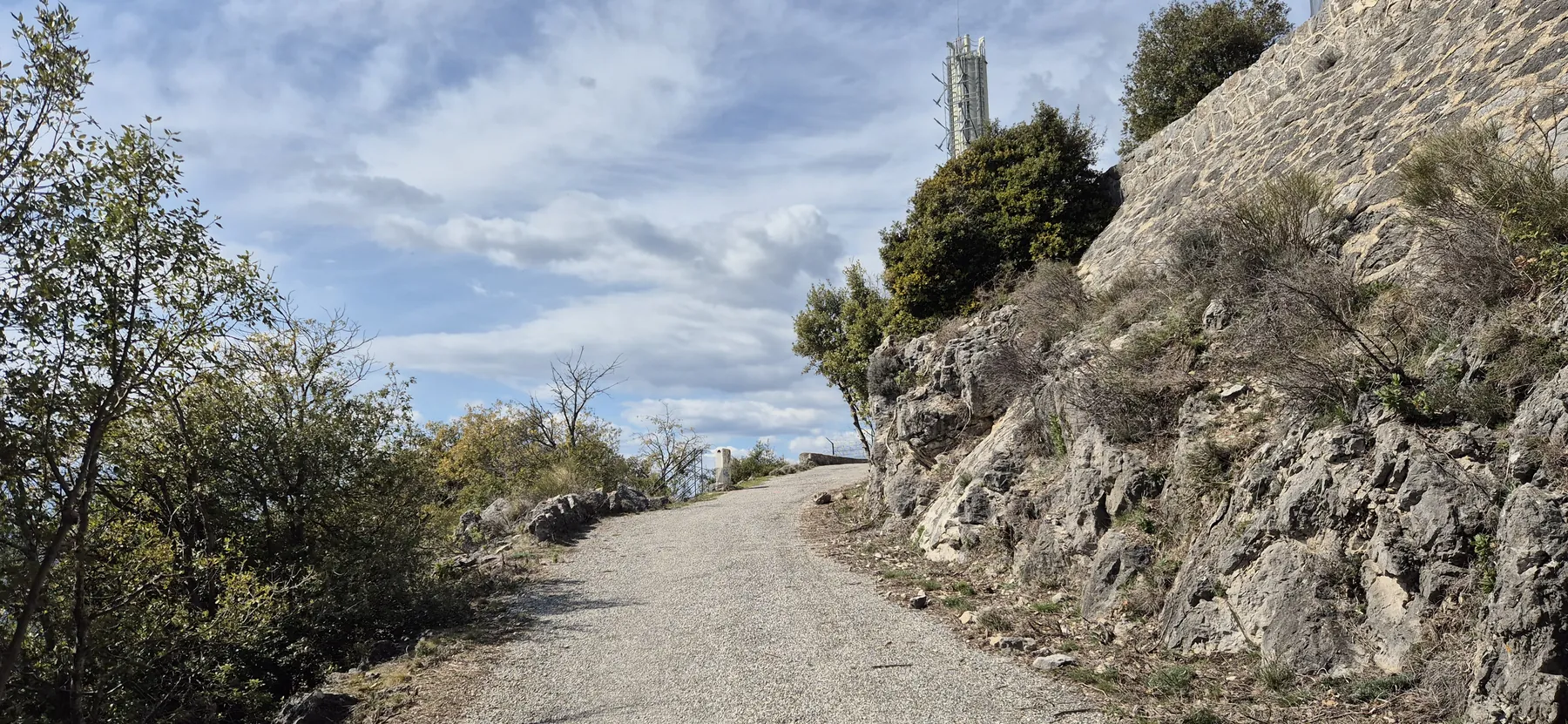 Nur noch wenige Meter auf dem rauen Untergrund, der durch den vielen losen Splitt bei gehörigen Steigungsprozenten (bis zu 12%) nicht ganz einfach zu fahren ist…
