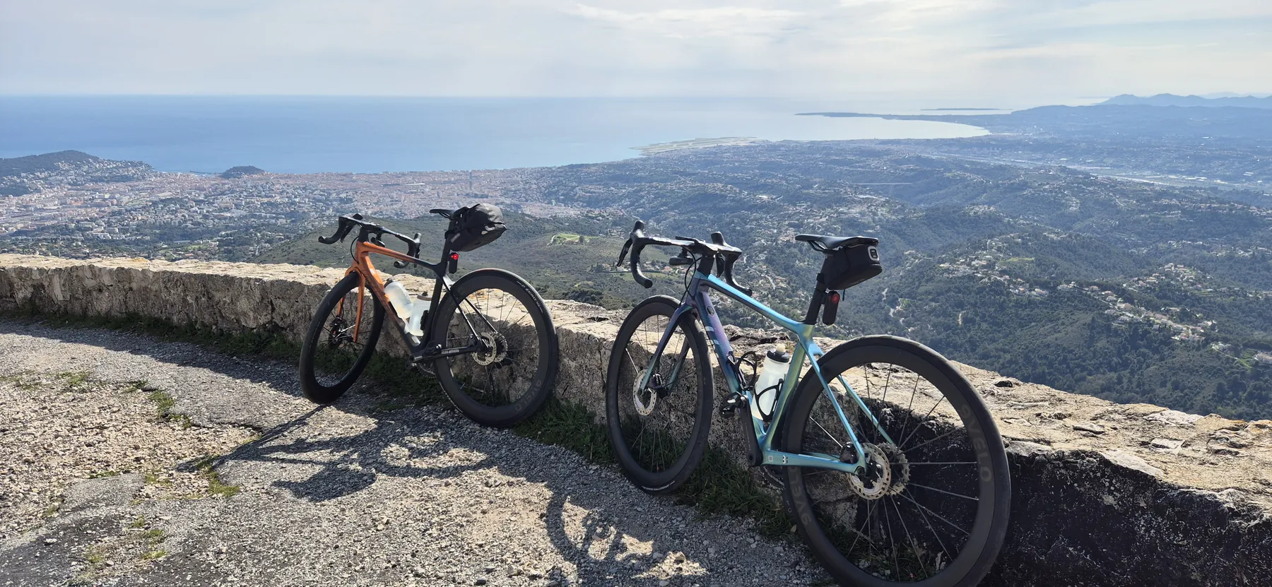 Und genau hiefür lohnt sich dieser Anstieg: der Rundumblick auf weite Teile der Côte d’Azur und Teile der Seealpen.