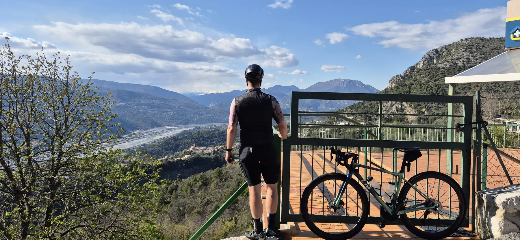 Retour über Aspremont. Die höchsten Gipfel der Umgebung haben noch ihre Schneemützchen auf.